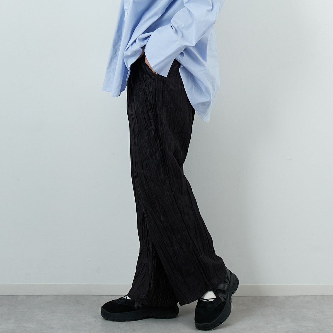 CHIGNON [シニヨン] シャイニーワッシャーパンツ [3655-264BZ] BLACK &&モデル身長：162cm 着用サイズ：F&&