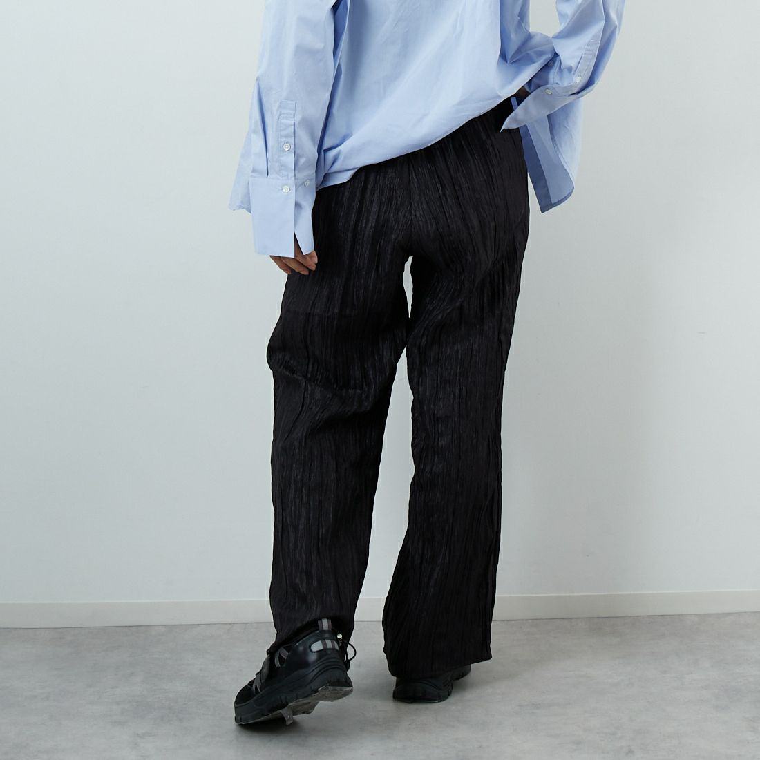 CHIGNON [シニヨン] シャイニーワッシャーパンツ [3655-264BZ] BLACK &&モデル身長：162cm 着用サイズ：F&&