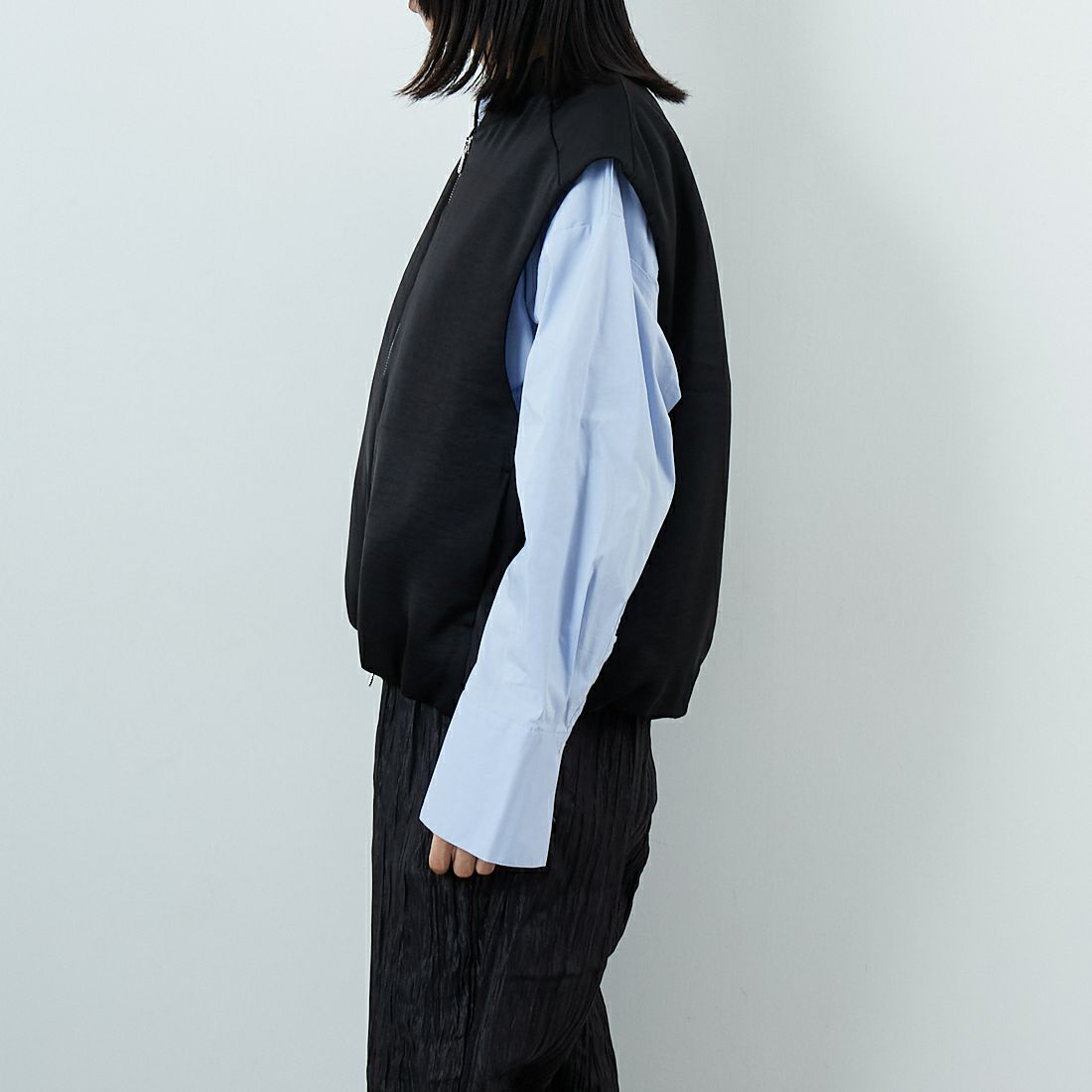 CHIGNON [シニヨン] サテンパフィーベスト [4655-252MK] BLACK &&モデル身長：162cm 着用サイズ：F&&