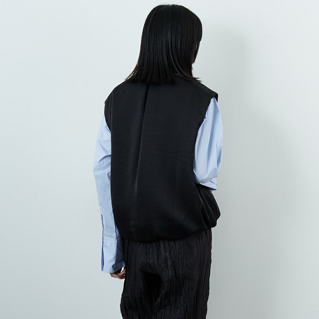 CHIGNON [シニヨン] サテンパフィーベスト [4655-252MK] BLACK &&モデル身長：162cm 着用サイズ：F&&