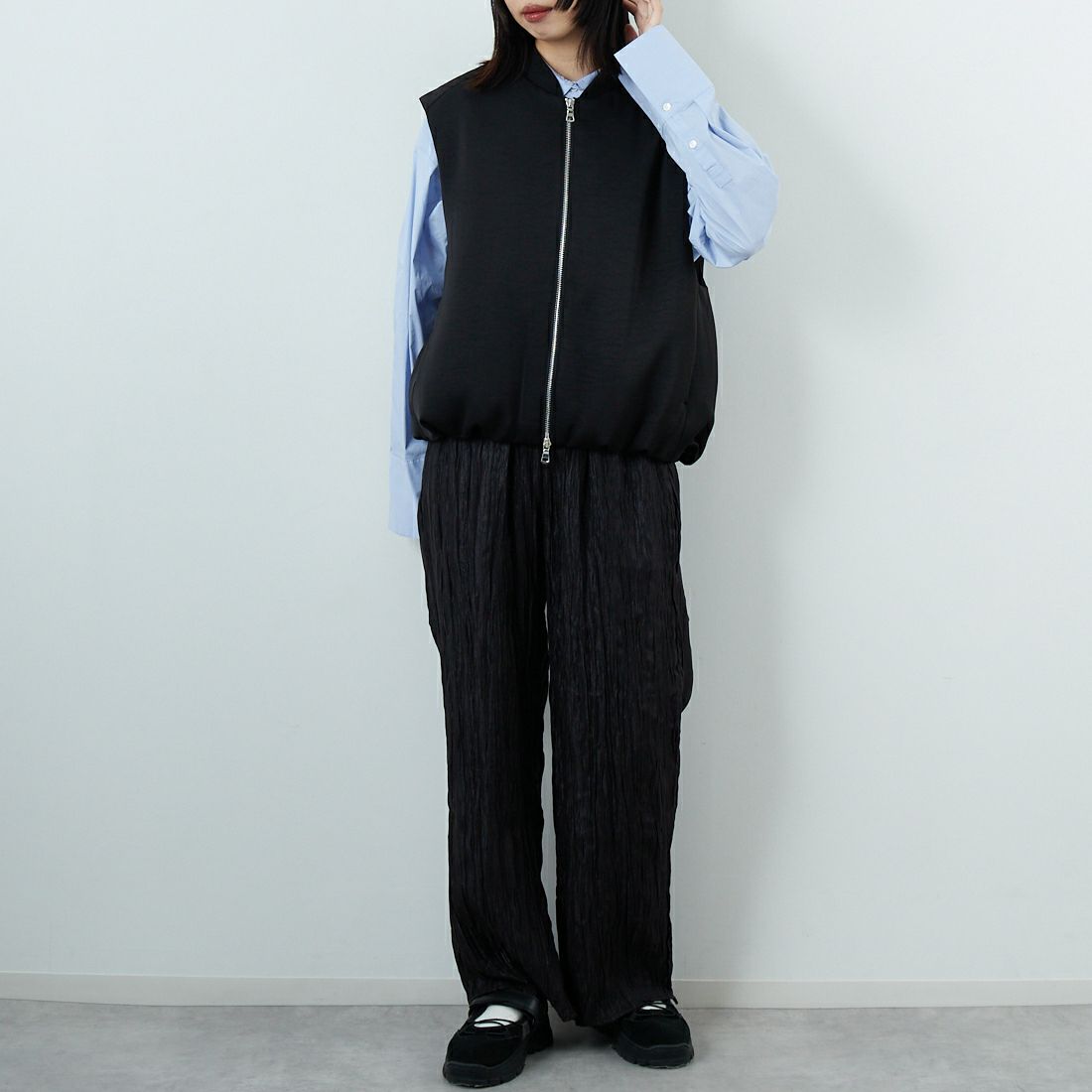 CHIGNON [シニヨン] サテンパフィーベスト [4655-252MK] BLACK &&モデル身長：162cm 着用サイズ：F&&