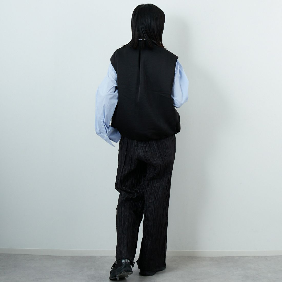 CHIGNON [シニヨン] サテンパフィーベスト [4655-252MK] BLACK &&モデル身長：162cm 着用サイズ：F&&