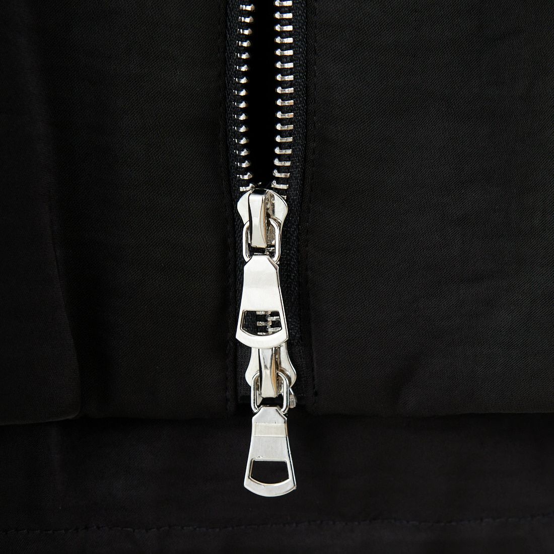 CHIGNON [シニヨン] サテンパフィーベスト [4655-252MK] BLACK