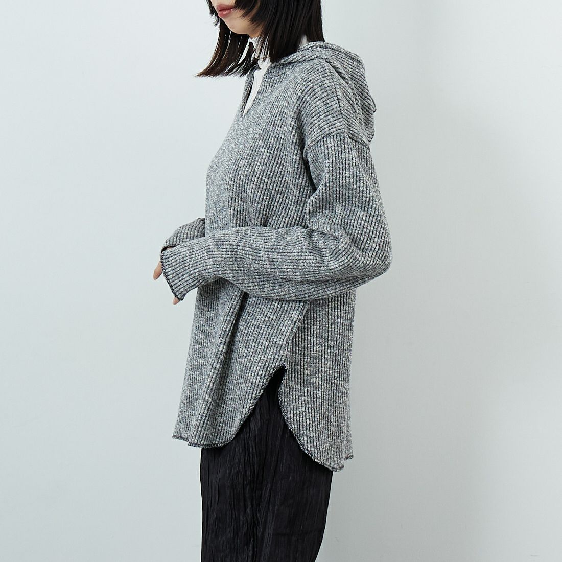 CHIGNON [シニヨン] フーディニットソープルオーバー [8655-320KK] GRAY &&モデル身長：162cm 着用サイズ：F&&