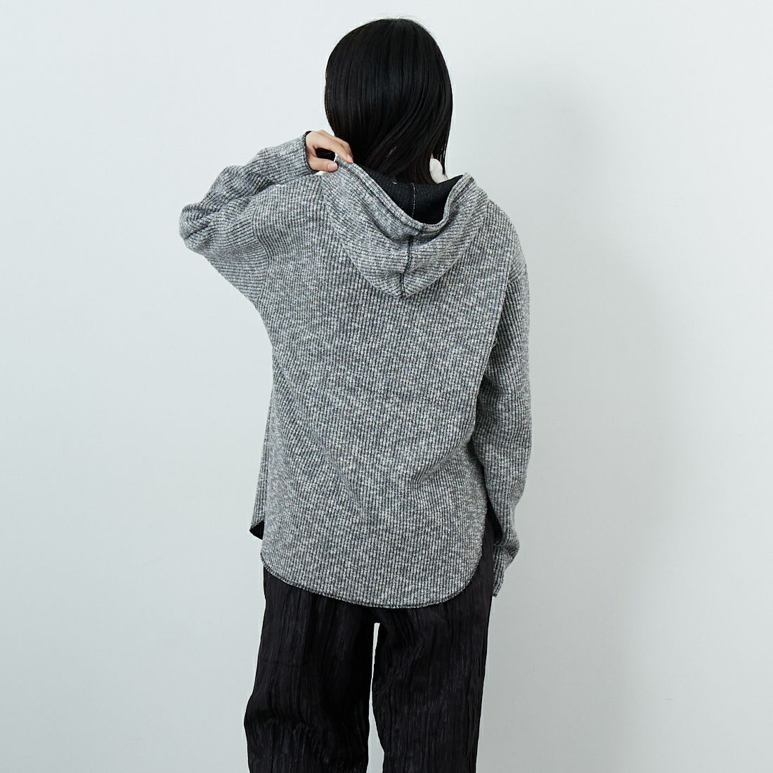 CHIGNON [シニヨン] フーディニットソープルオーバー [8655-320KK] GRAY &&モデル身長：162cm 着用サイズ：F&&