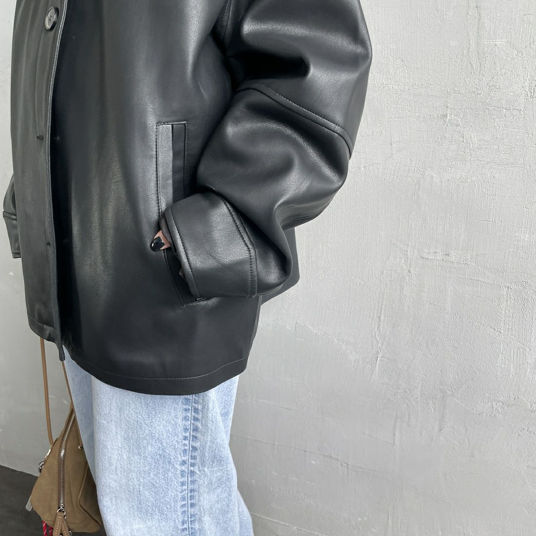 Jeans Factory Clothes [ジーンズファクトリークローズ] スリーブデザイン フェイクレザージャケット [25478-HN] BLACK &&モデル身長：150cm 着用サイズ：F&&