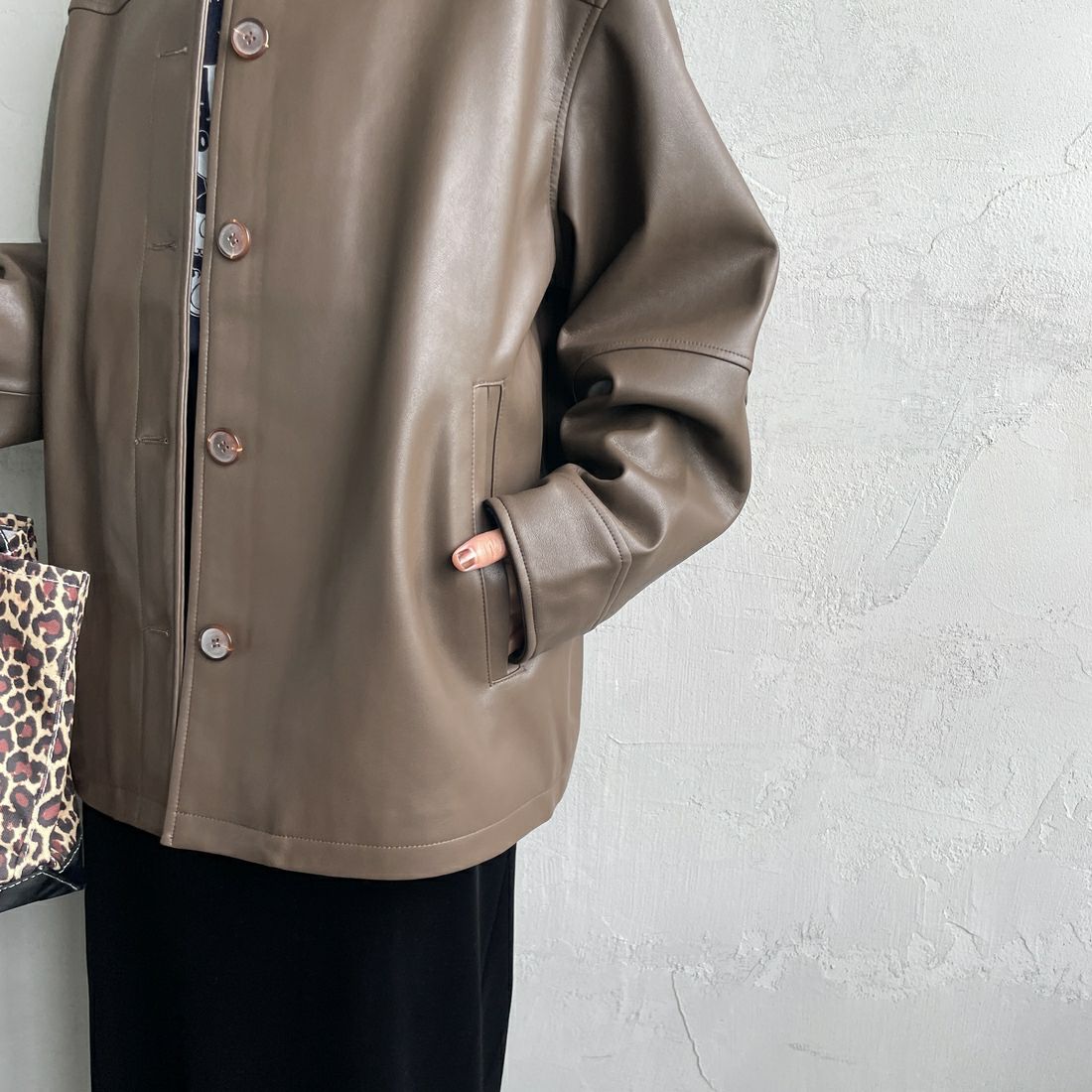 Jeans Factory Clothes [ジーンズファクトリークローズ] スリーブデザイン フェイクレザージャケット [25478-HN] BROWN &&モデル身長：158cm 着用サイズ：F&&