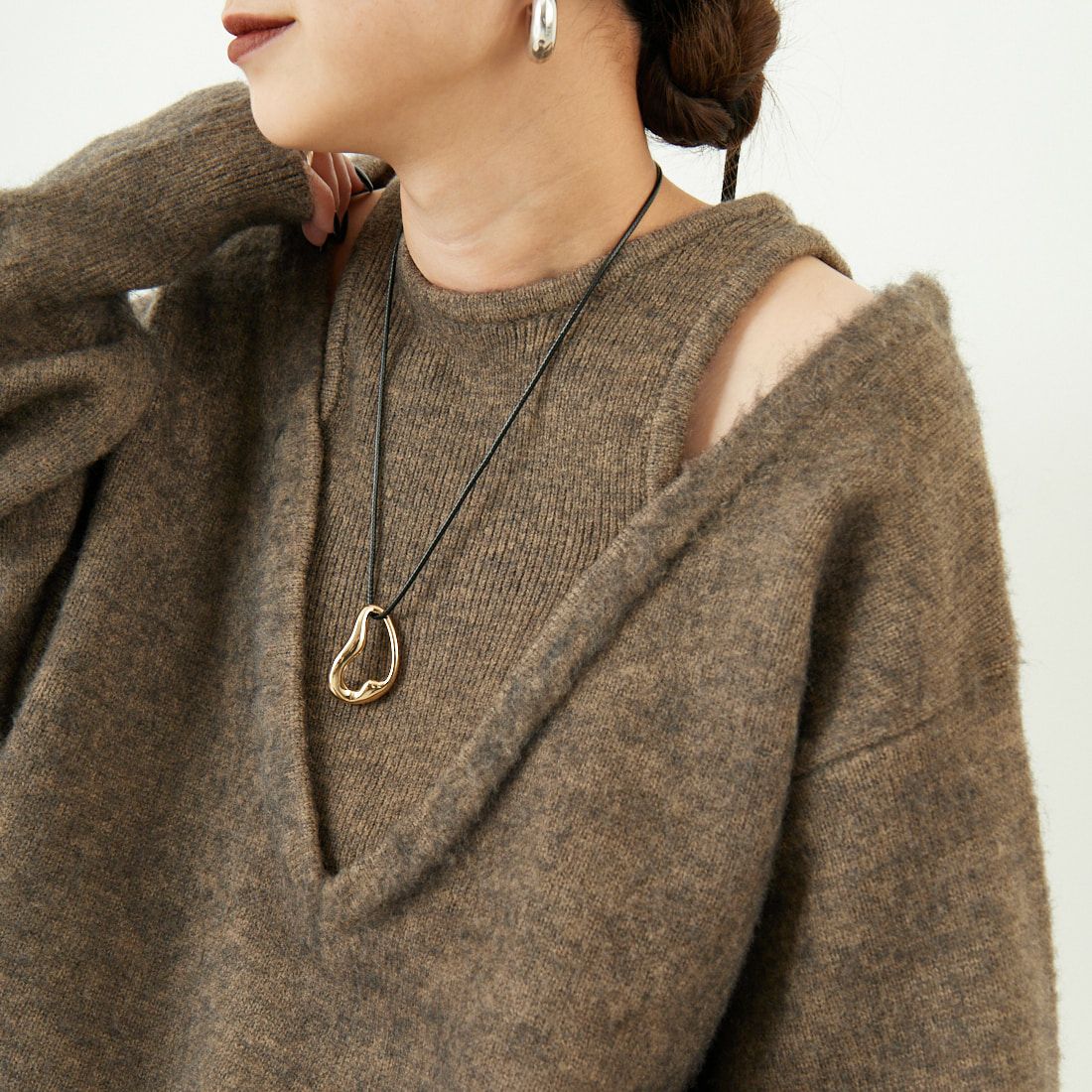 nenom [ネノム] レイヤードデザイン Vネックニット [NE25131039] 26 MOCHA &&モデル身長：150cm 着用サイズ：F&&