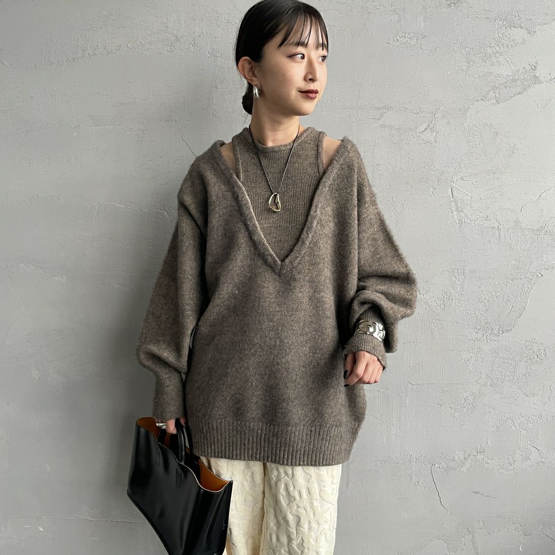 nenom [ネノム] レイヤードデザイン Vネックニット [NE25131039] 26 MOCHA &&モデル身長：150cm 着用サイズ：F&&