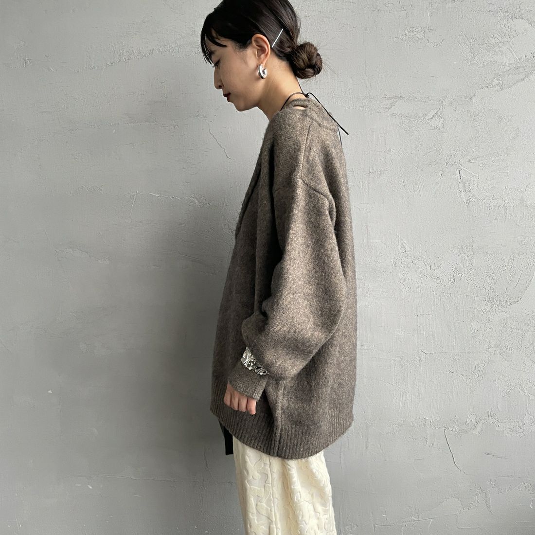 nenom [ネノム] レイヤードデザイン Vネックニット [NE25131039] 26 MOCHA &&モデル身長：150cm 着用サイズ：F&&