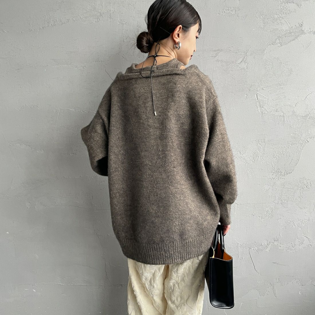 nenom [ネノム] レイヤードデザイン Vネックニット [NE25131039] 26 MOCHA &&モデル身長：150cm 着用サイズ：F&&