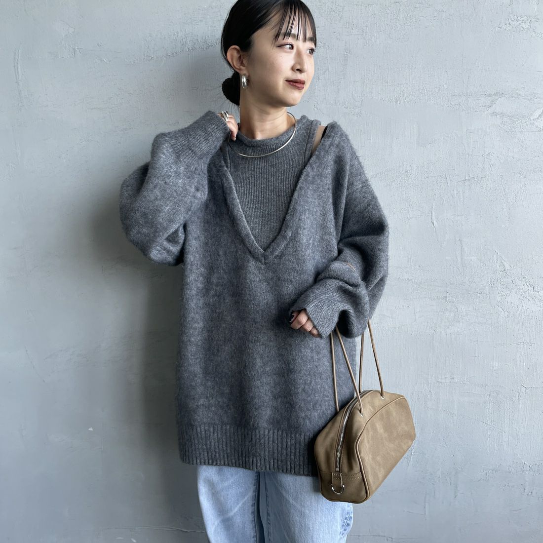 nenom [ネノム] レイヤードデザイン Vネックニット [NE25131039] 26 MOCHA &&モデル身長：150cm 着用サイズ：F&&