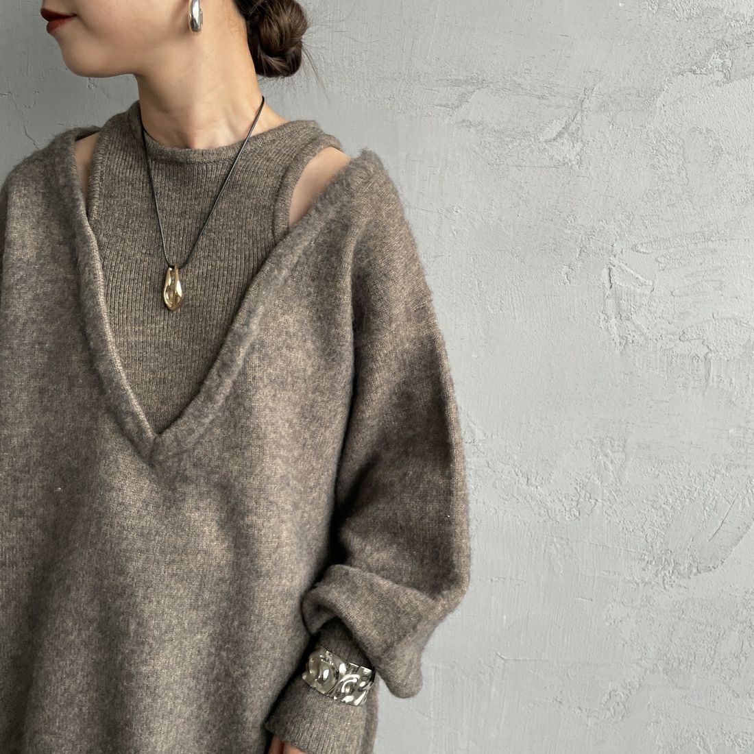 nenom [ネノム] レイヤードデザイン Vネックニット [NE25131039] 26 MOCHA &&モデル身長：150cm 着用サイズ：F&&