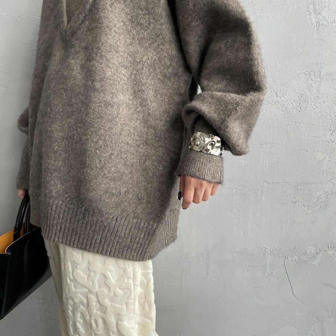 nenom [ネノム] レイヤードデザイン Vネックニット [NE25131039] 26 MOCHA &&モデル身長：150cm 着用サイズ：F&&