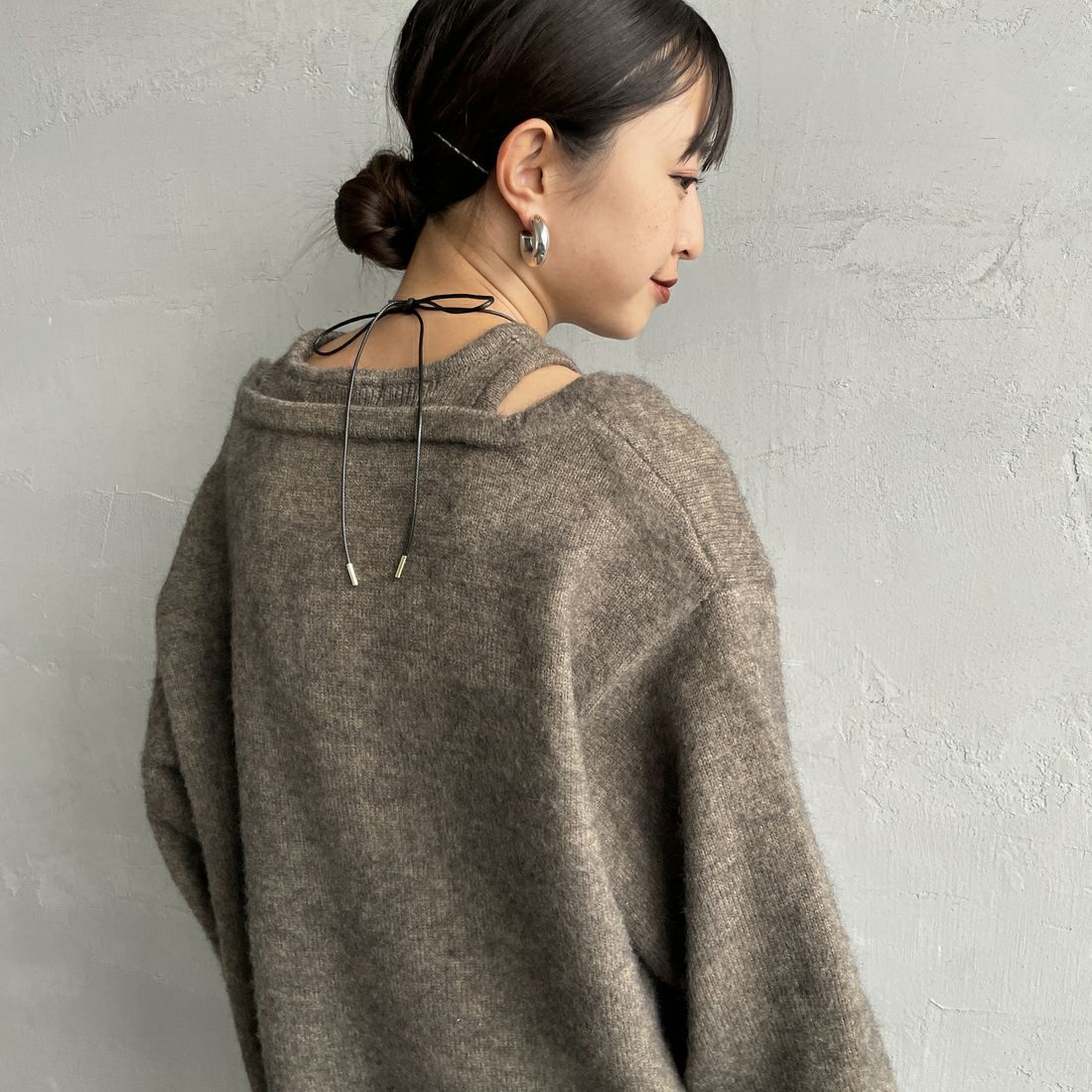 nenom [ネノム] レイヤードデザイン Vネックニット [NE25131039] 26 MOCHA &&モデル身長：150cm 着用サイズ：F&&