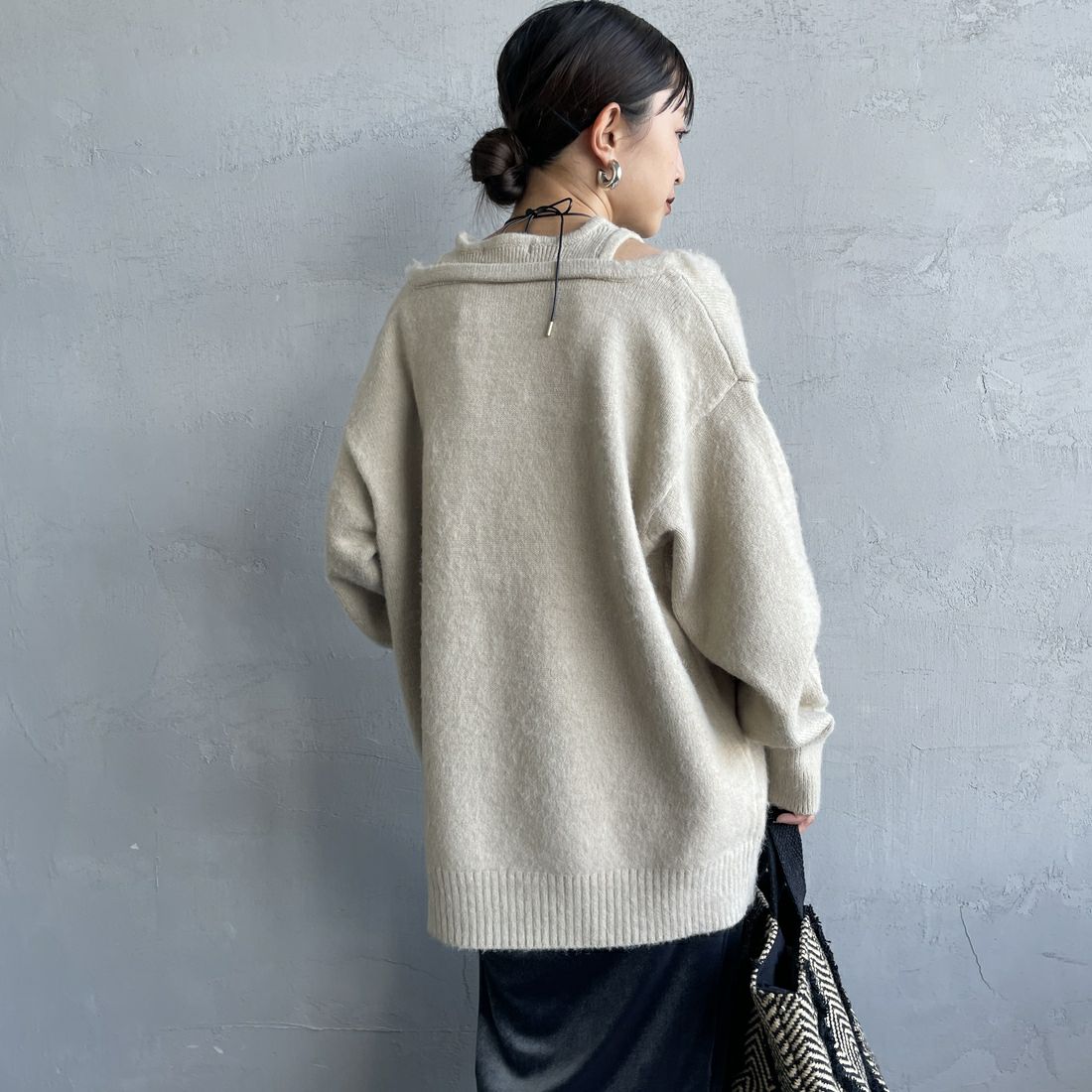 nenom [ネノム] レイヤードデザイン Vネックニット [NE25131039] 08 CHARCOA &&モデル身長：150cm 着用サイズ：F&&