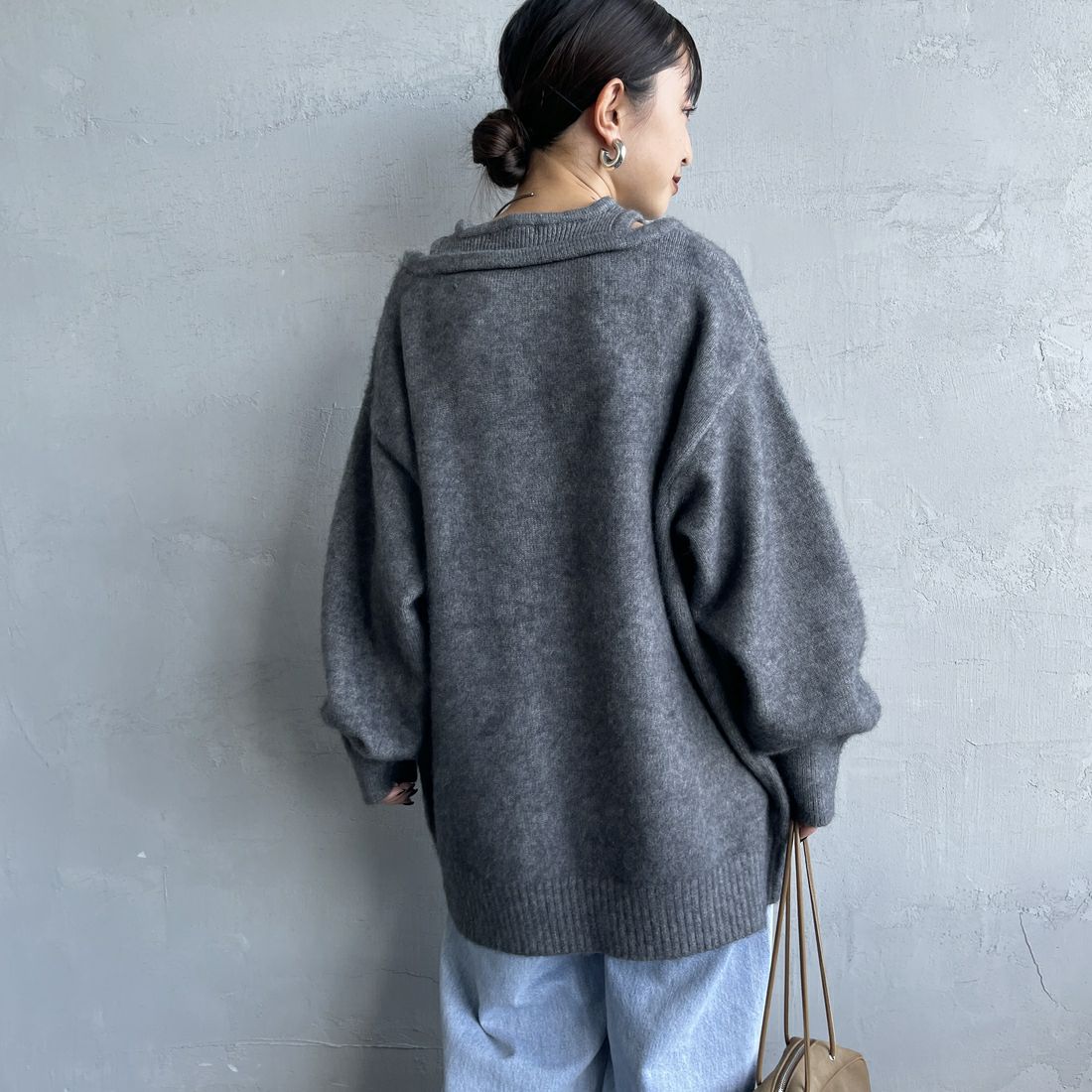 nenom [ネノム] レイヤードデザイン Vネックニット [NE25131039] 08 CHARCOA &&モデル身長：150cm 着用サイズ：F&&