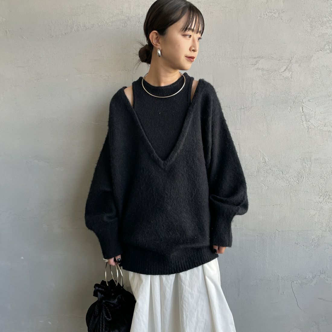 nenom [ネノム] レイヤードデザイン Vネックニット [NE25131039] 08 CHARCOA &&モデル身長：150cm 着用サイズ：F&&