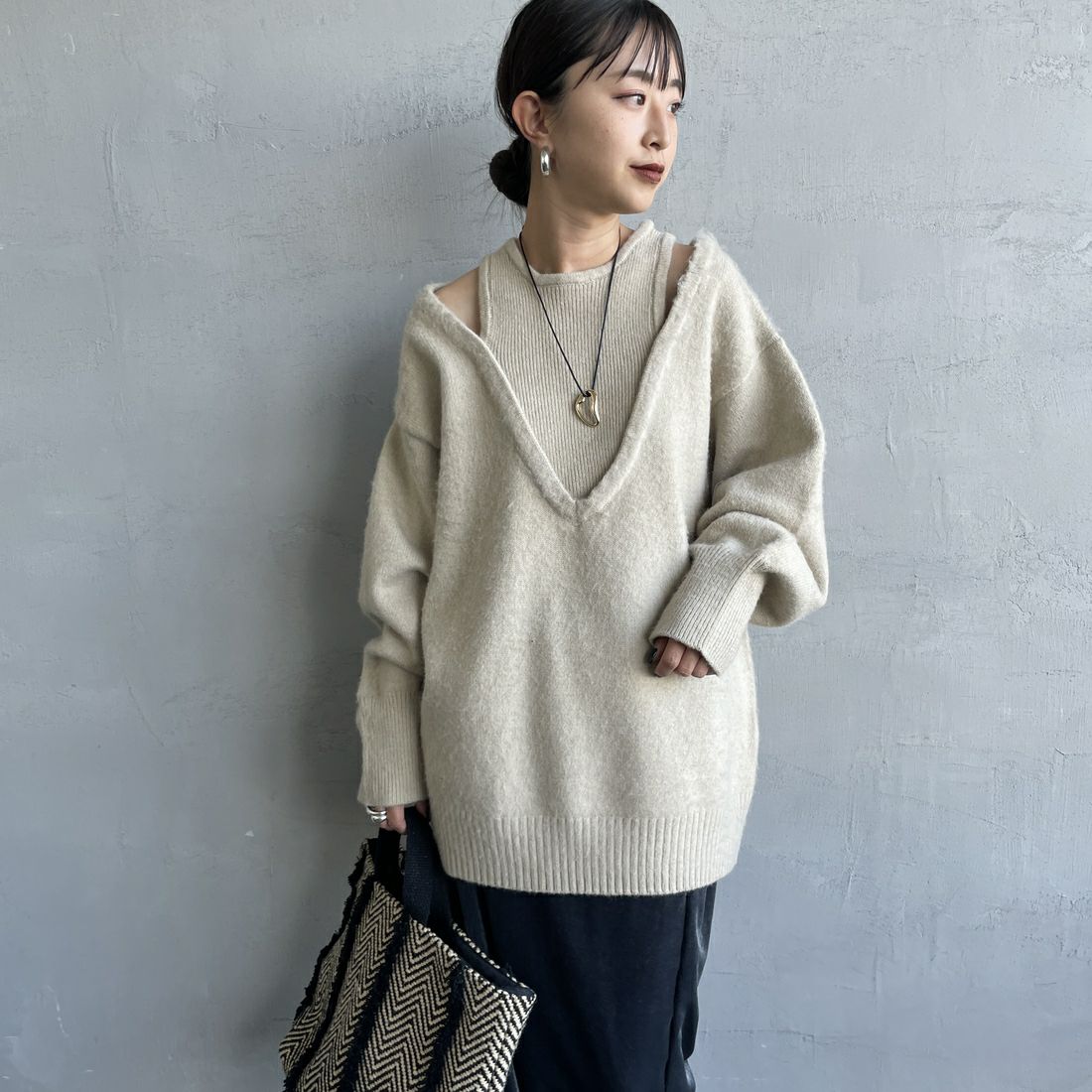 nenom [ネノム] レイヤードデザイン Vネックニット [NE25131039] 22 BEIGE &&モデル身長：150cm 着用サイズ：F&&
