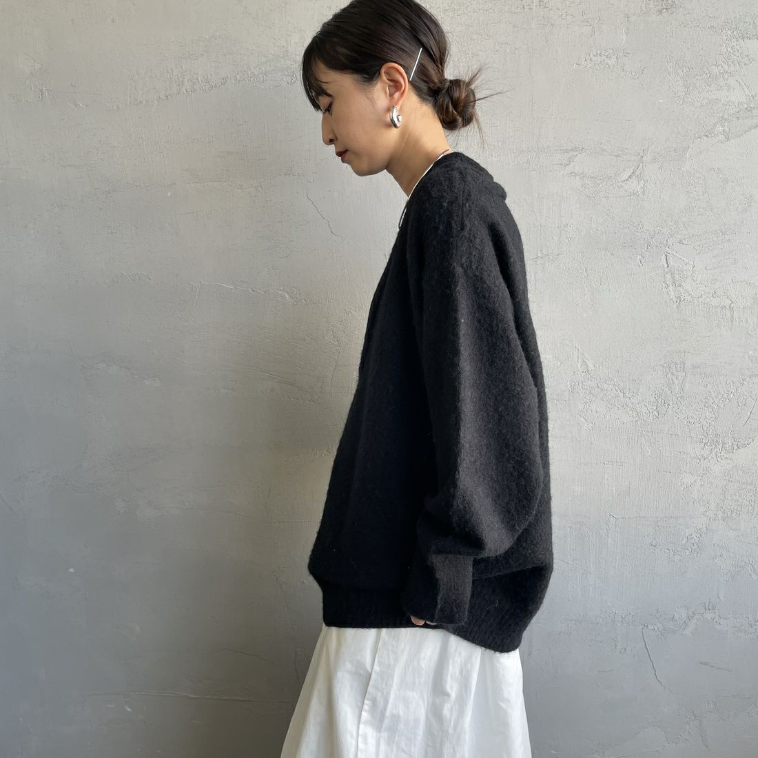 nenom [ネノム] レイヤードデザイン Vネックニット [NE25131039] 22 BEIGE &&モデル身長：150cm 着用サイズ：F&&