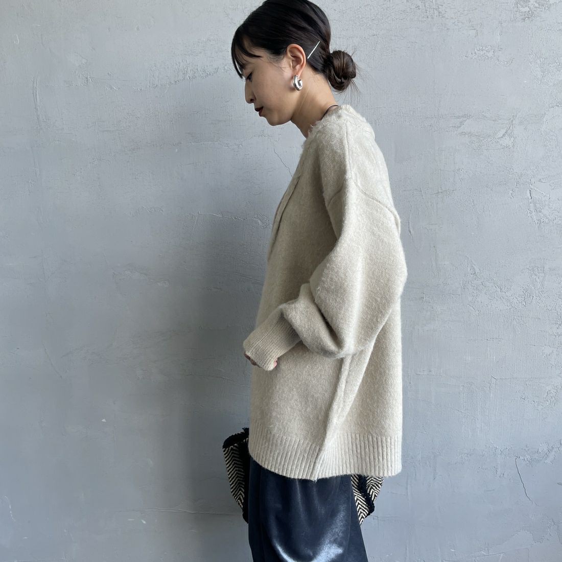 nenom [ネノム] レイヤードデザイン Vネックニット [NE25131039] 22 BEIGE &&モデル身長：150cm 着用サイズ：F&&