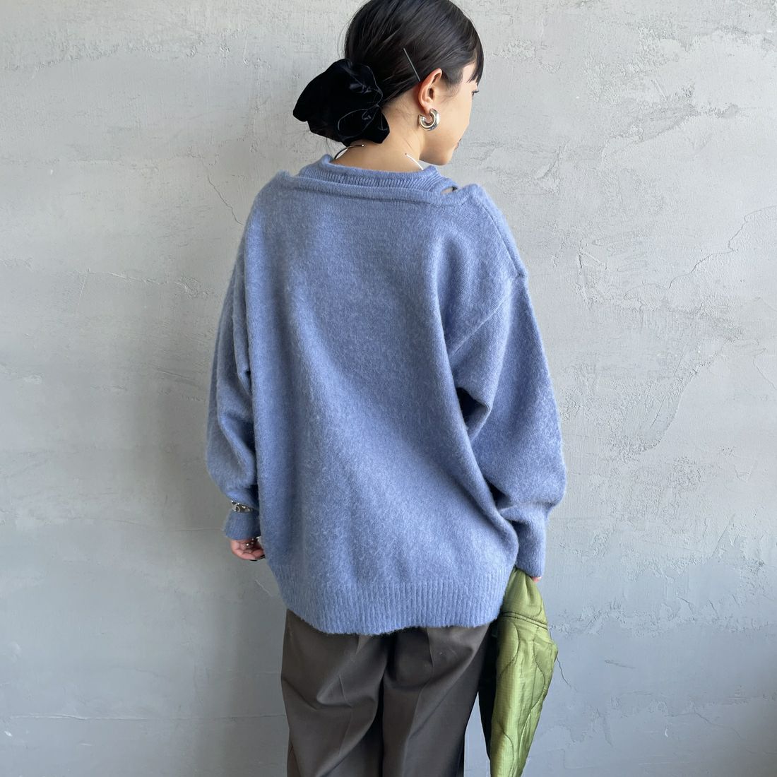 nenom [ネノム] レイヤードデザイン Vネックニット [NE25131039] 12 BLUE &&モデル身長：150cm 着用サイズ：F&&