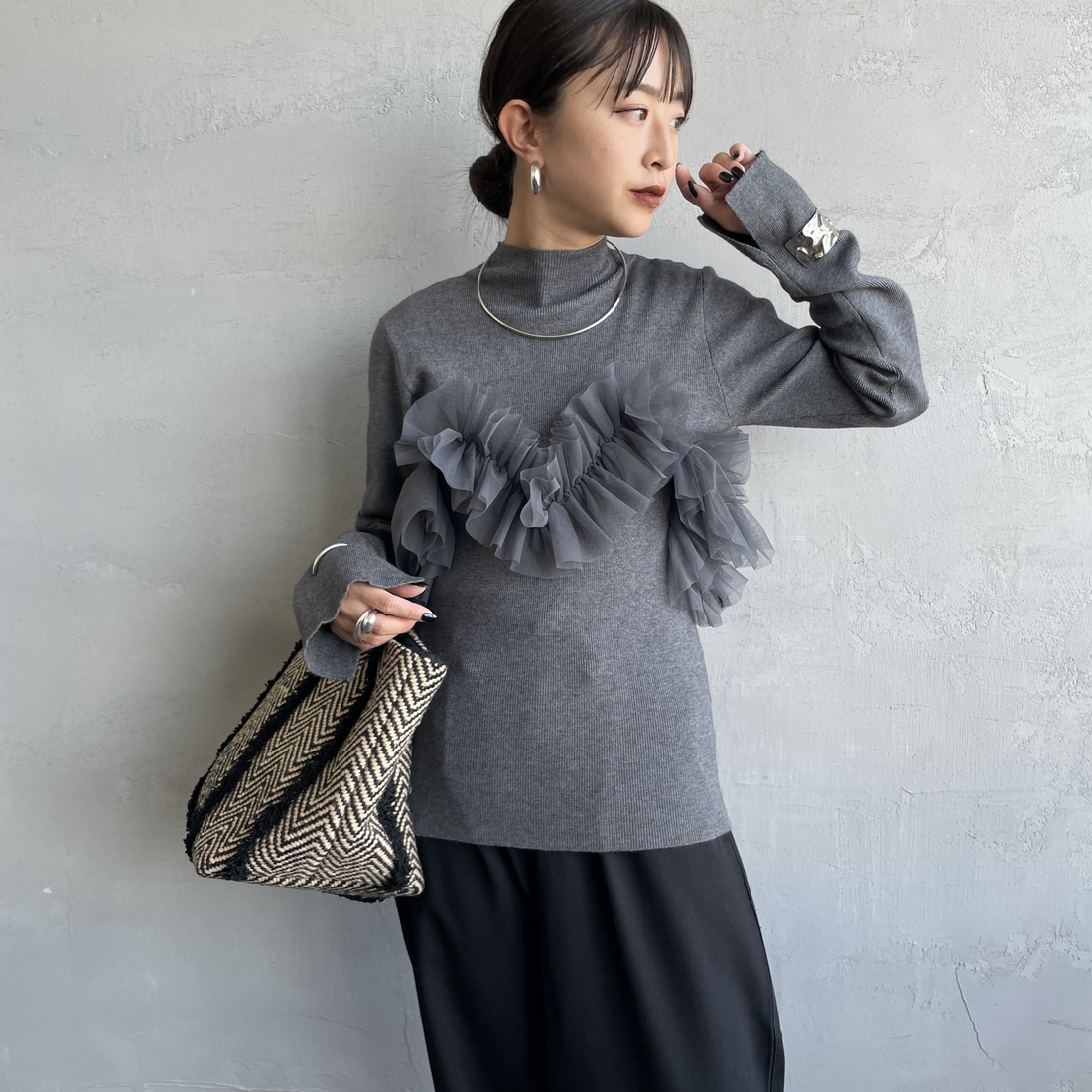 nenom [ネノム] マルチWAY チュールドッキングニットプルオーバー [NE25131042] 08 CHARCOA &&モデル身長：150cm 着用サイズ：F&&