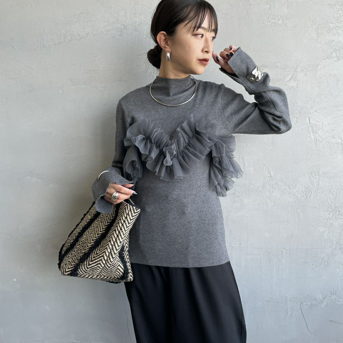 nenom [ネノム] マルチWAY チュールドッキングニットプルオーバー [NE25131042] 08 CHARCOA &&モデル身長：150cm 着用サイズ：F&&