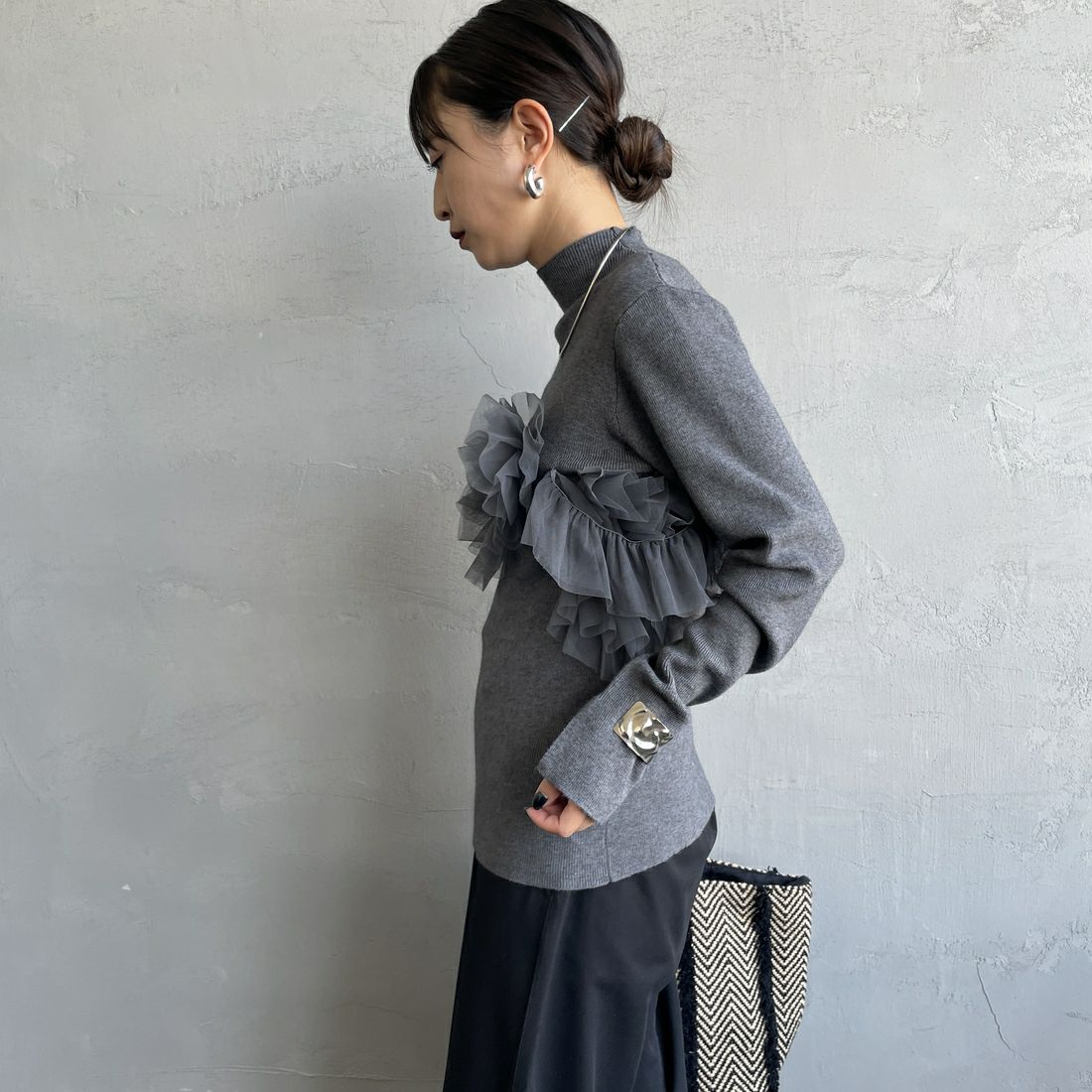 nenom [ネノム] マルチWAY チュールドッキングニットプルオーバー [NE25131042] 08 CHARCOA &&モデル身長：150cm 着用サイズ：F&&