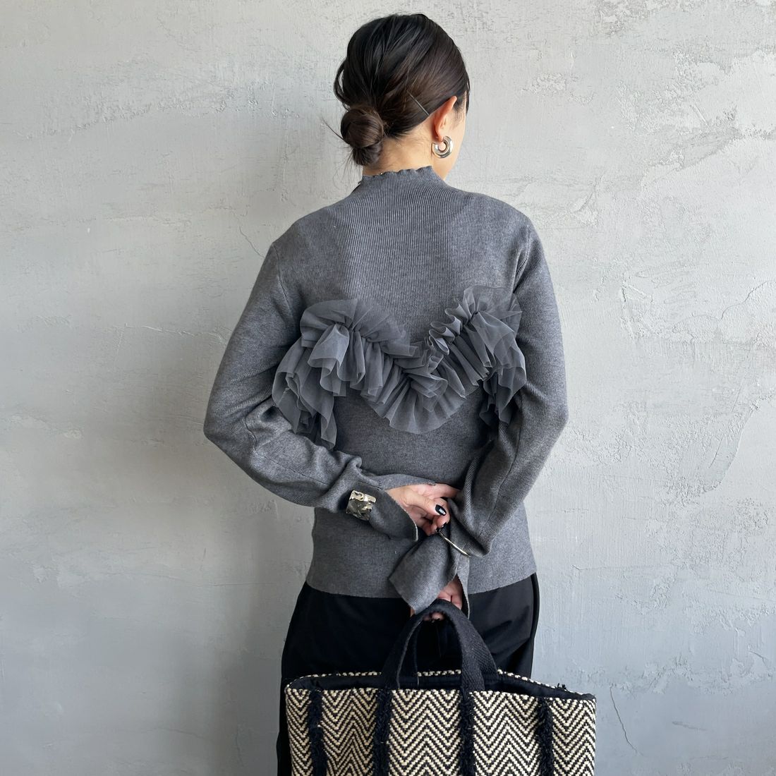 nenom [ネノム] マルチWAY チュールドッキングニットプルオーバー [NE25131042] 08 CHARCOA &&モデル身長：150cm 着用サイズ：F&&