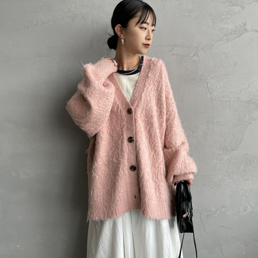 nenom [ネノム] シャギーニット Vネックカーディガン [NE25131037] 41 PINK &&モデル身長：150cm 着用サイズ：F&&