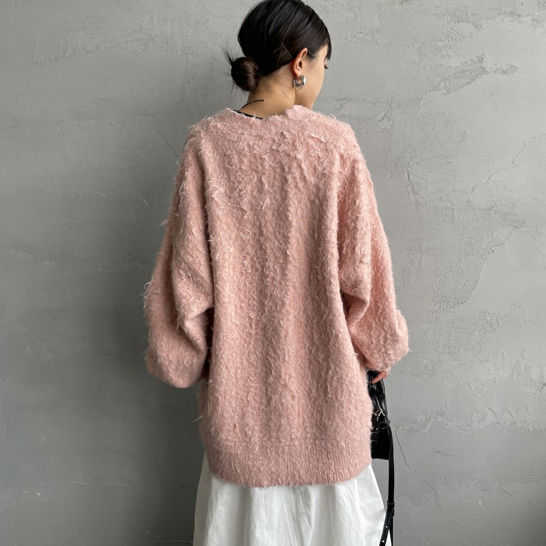 nenom [ネノム] シャギーニット Vネックカーディガン [NE25131037] 41 PINK &&モデル身長：150cm 着用サイズ：F&&