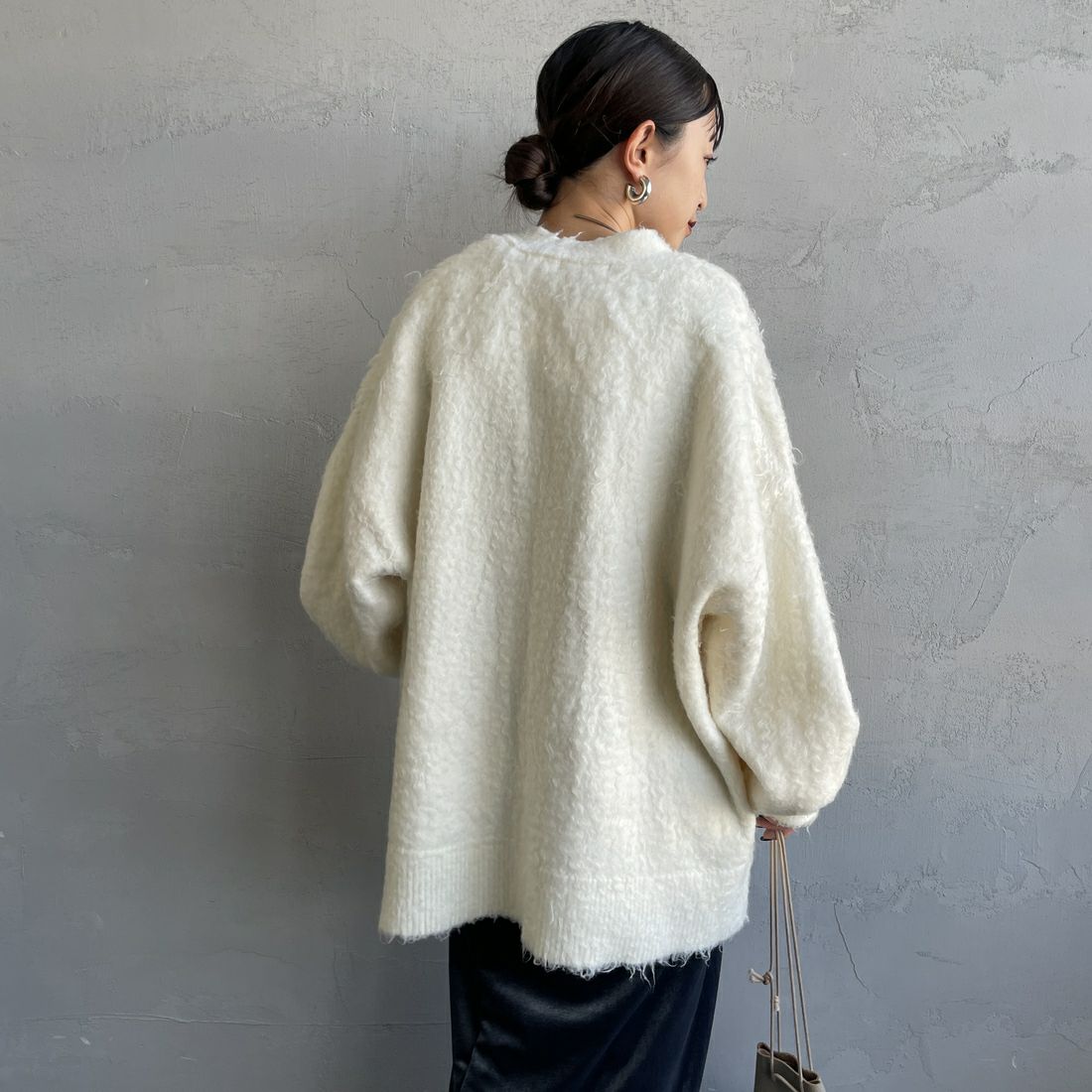 nenom [ネノム] シャギーニット Vネックカーディガン [NE25131037] 02 OFF &&モデル身長：150cm 着用サイズ：F&&