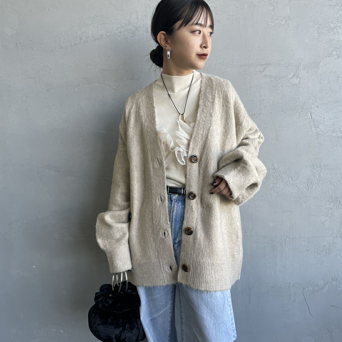 nenom [ネノム] シャギーニット Vネックカーディガン [NE25131037] 22 BEIGE &&モデル身長：150cm 着用サイズ：F&&