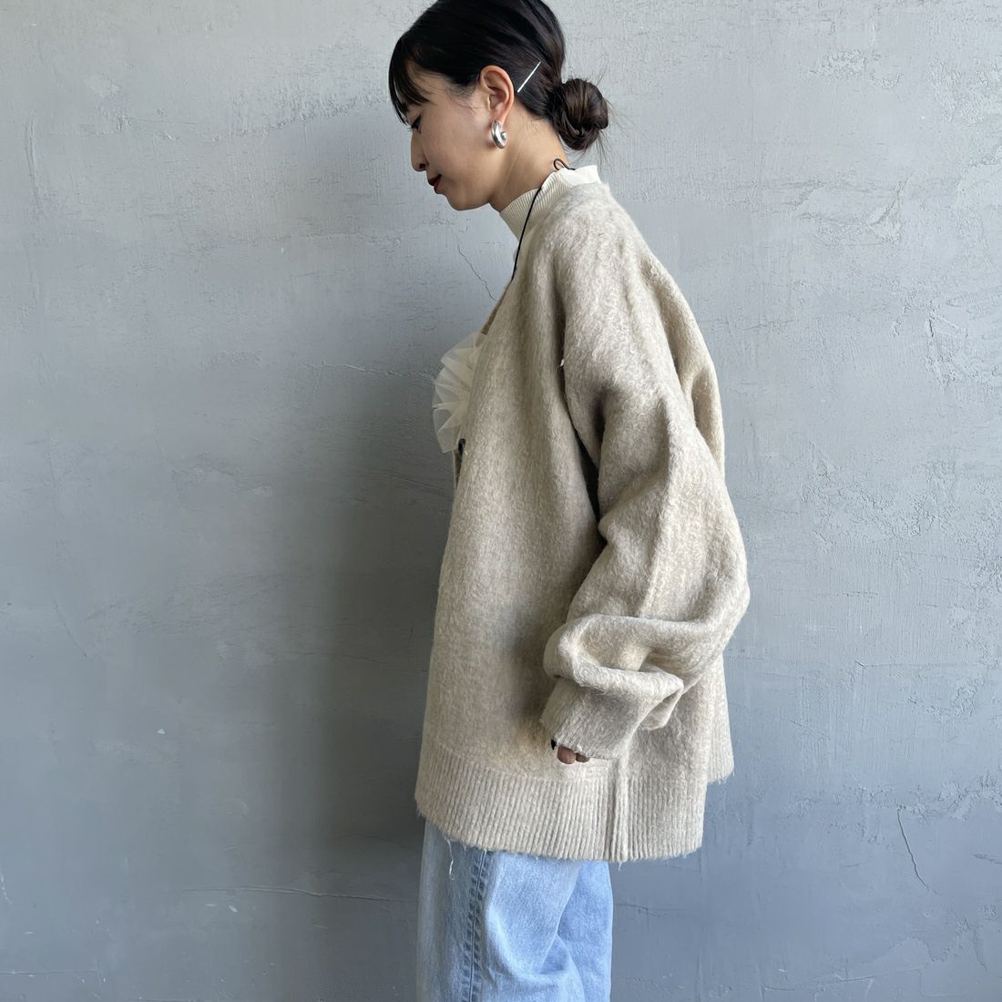 nenom [ネノム] シャギーニット Vネックカーディガン [NE25131037] 22 BEIGE &&モデル身長：150cm 着用サイズ：F&&