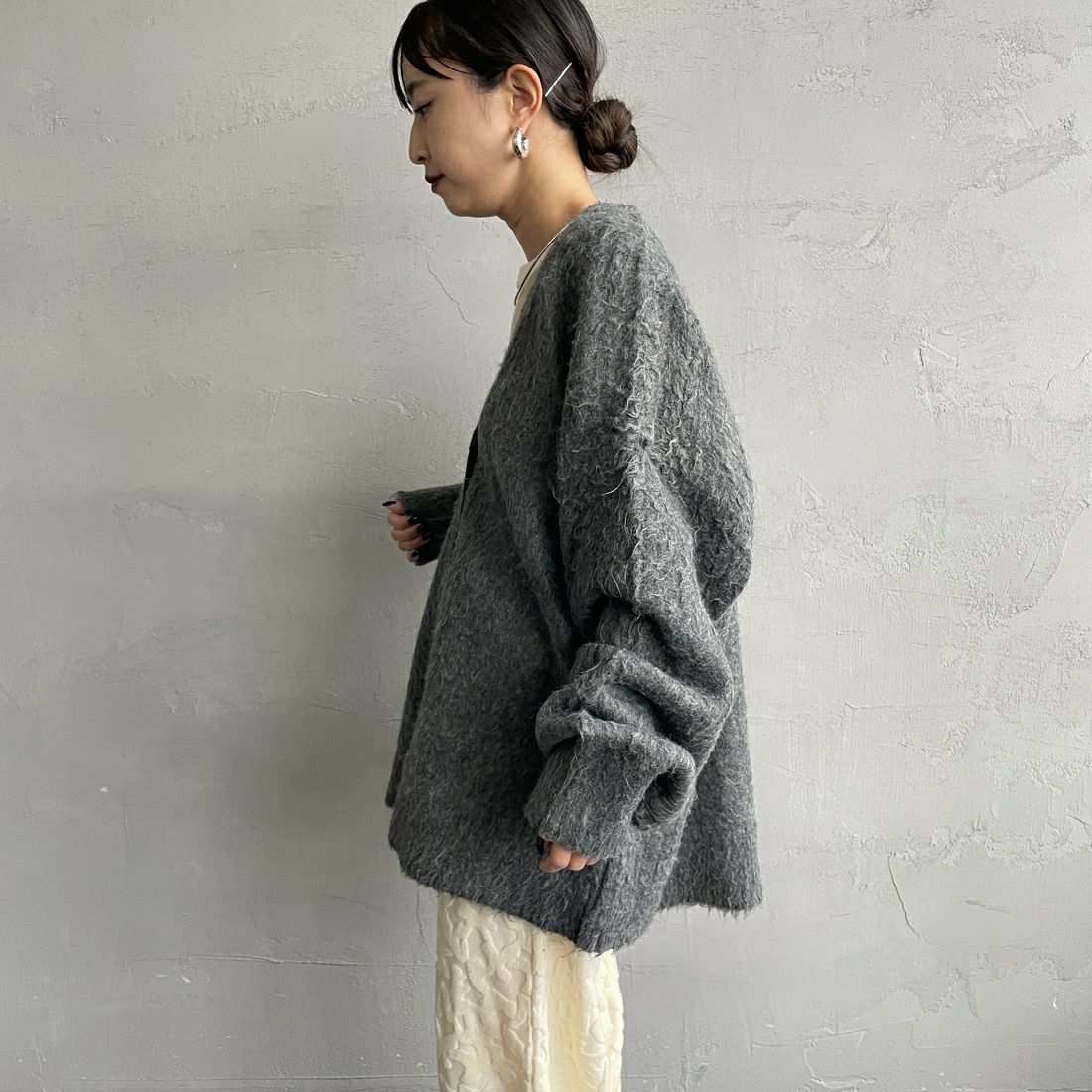 nenom [ネノム] シャギーニット Vネックカーディガン [NE25131037] 08 CHARCOA &&モデル身長：150cm 着用サイズ：F&&