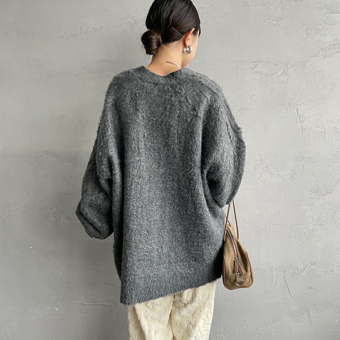 nenom [ネノム] シャギーニット Vネックカーディガン [NE25131037] 08 CHARCOA &&モデル身長：150cm 着用サイズ：F&&