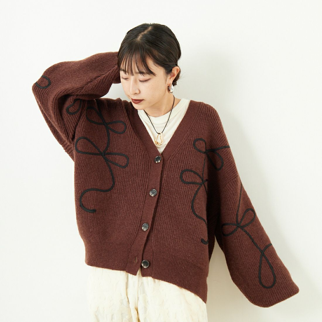 nenom [ネノム] コード刺繍 Vネックニットカーディガン [NE25131038] 28 BROWN &&モデル身長：149cm 着用サイズ：F&&