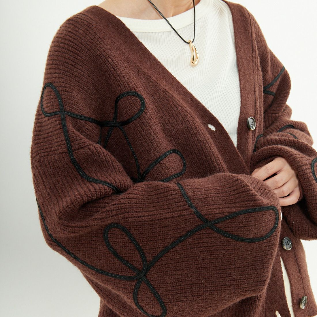 nenom [ネノム] コード刺繍 Vネックニットカーディガン [NE25131038] 28 BROWN &&モデル身長：150cm 着用サイズ：F&&