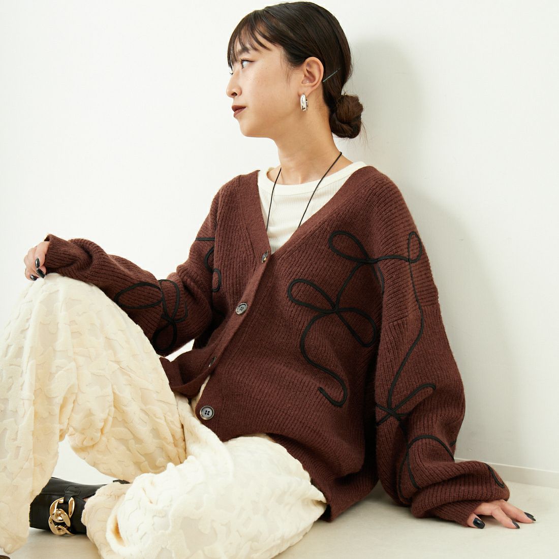 nenom [ネノム] コード刺繍 Vネックニットカーディガン [NE25131038] 28 BROWN &&モデル身長：149cm 着用サイズ：F&&