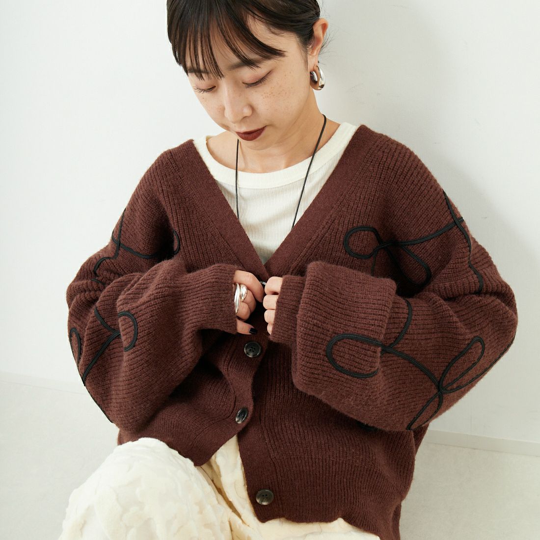 nenom [ネノム] コード刺繍 Vネックニットカーディガン [NE25131038] 28 BROWN &&モデル身長：149cm 着用サイズ：F&&