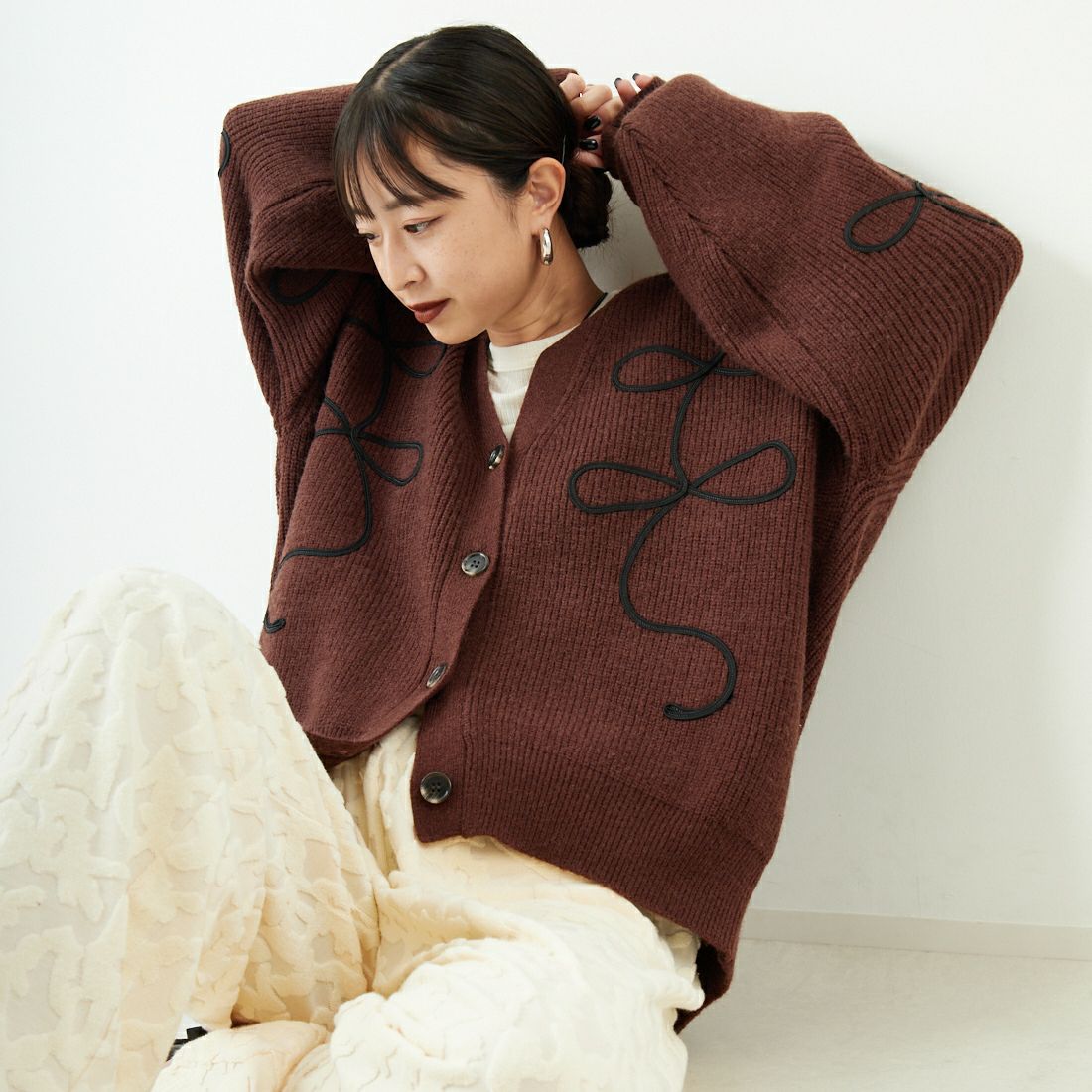 nenom [ネノム] コード刺繍 Vネックニットカーディガン [NE25131038] 28 BROWN &&モデル身長：150cm 着用サイズ：F&&