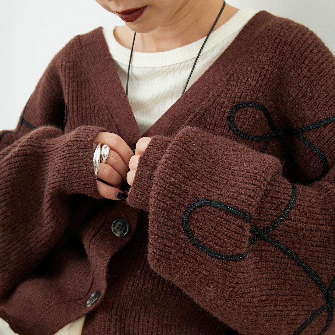 nenom [ネノム] コード刺繍 Vネックニットカーディガン [NE25131038] 28 BROWN &&モデル身長：150cm 着用サイズ：F&&