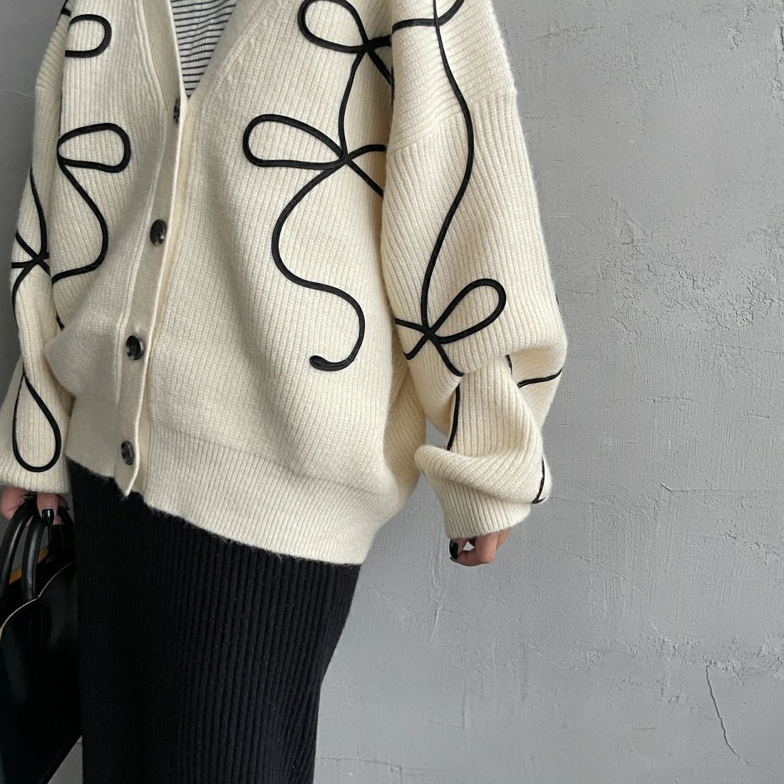 nenom [ネノム] コード刺繍 Vネックニットカーディガン [NE25131038] 02 OFF &&モデル身長：150cm 着用サイズ：F&&