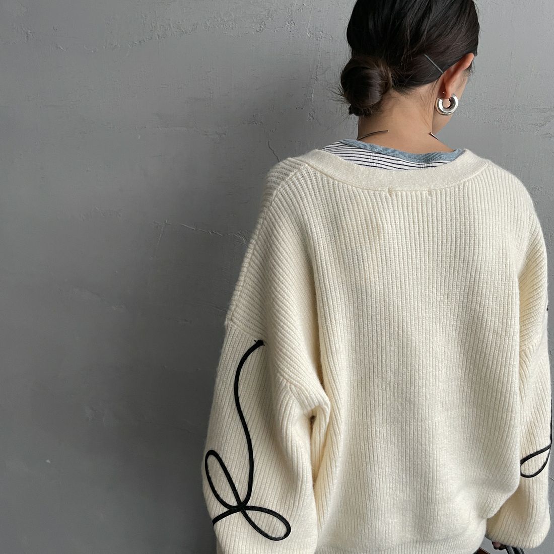 nenom [ネノム] コード刺繍 Vネックニットカーディガン [NE25131038] 02 OFF &&モデル身長：150cm 着用サイズ：F&&