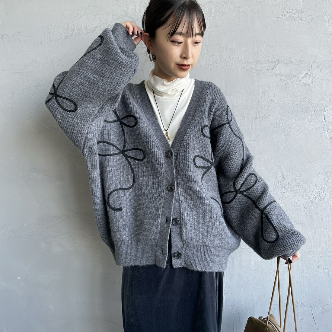 nenom [ネノム] コード刺繍 Vネックニットカーディガン [NE25131038] 08 CHARCOA &&モデル身長：150cm 着用サイズ：F&&