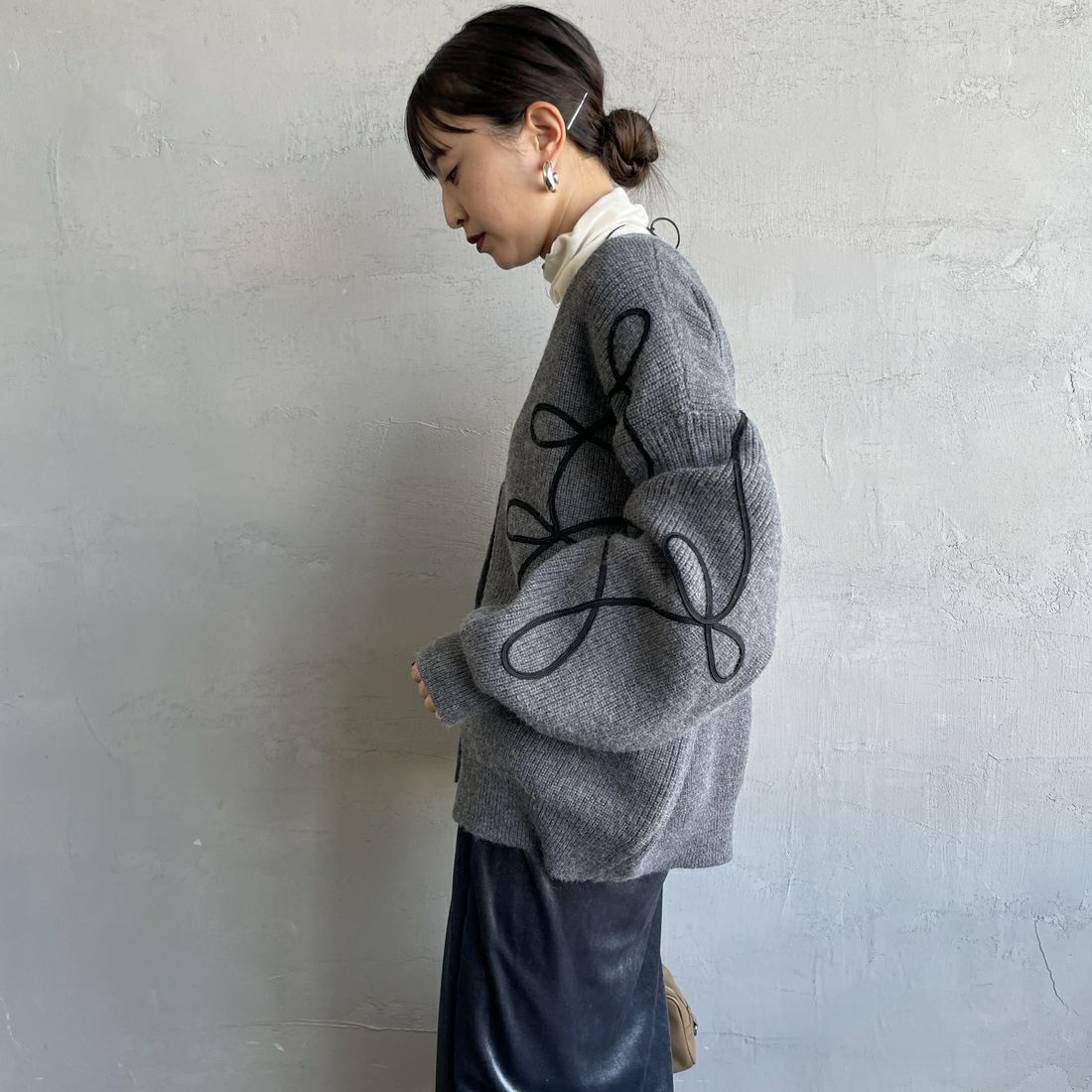 nenom [ネノム] コード刺繍 Vネックニットカーディガン [NE25131038] 08 CHARCOA &&モデル身長：150cm 着用サイズ：F&&