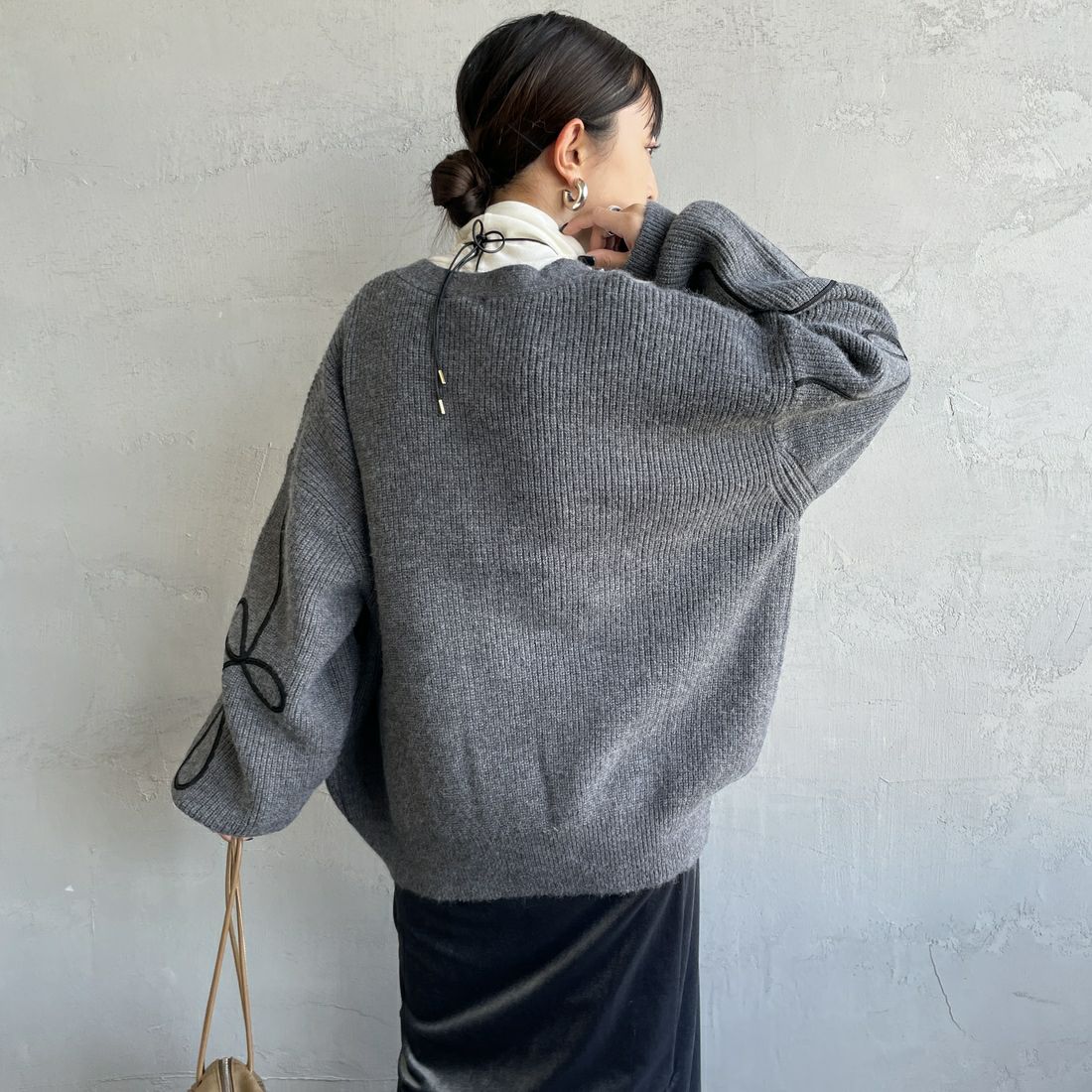 nenom [ネノム] コード刺繍 Vネックニットカーディガン [NE25131038] 08 CHARCOA &&モデル身長：150cm 着用サイズ：F&&