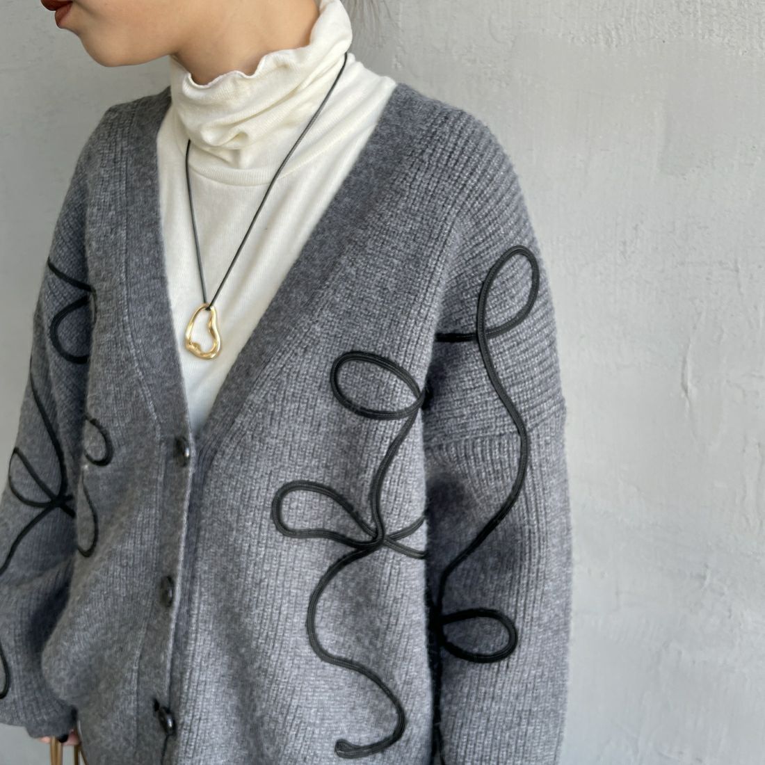 nenom [ネノム] コード刺繍 Vネックニットカーディガン [NE25131038] 08 CHARCOA &&モデル身長：150cm 着用サイズ：F&&