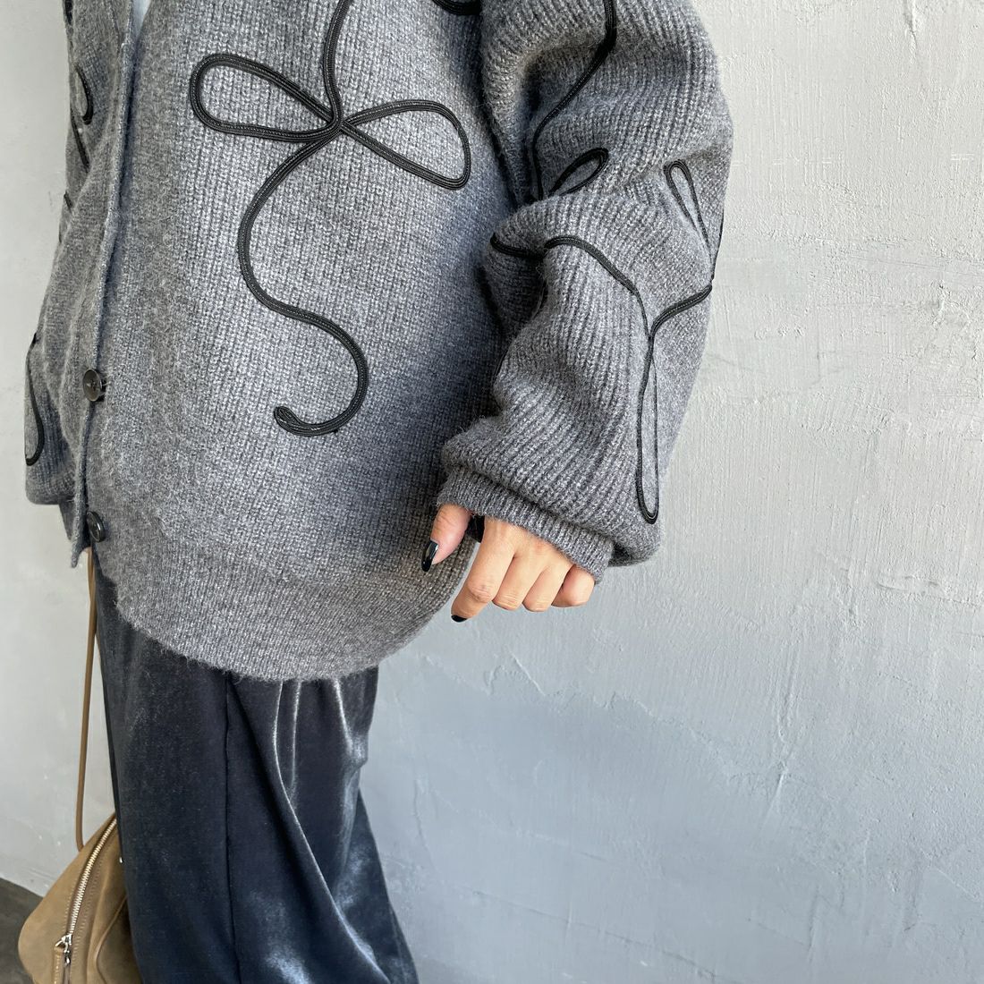 nenom [ネノム] コード刺繍 Vネックニットカーディガン [NE25131038] 08 CHARCOA &&モデル身長：150cm 着用サイズ：F&&